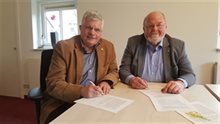 Hendrik Oosterveld, voorzitter van het Overlegorgaan Drentsche Aa, en Jacob Bruintjes, voorzitter van het bestuur van de stichting De Hondsrug UNESCO Global Geopark